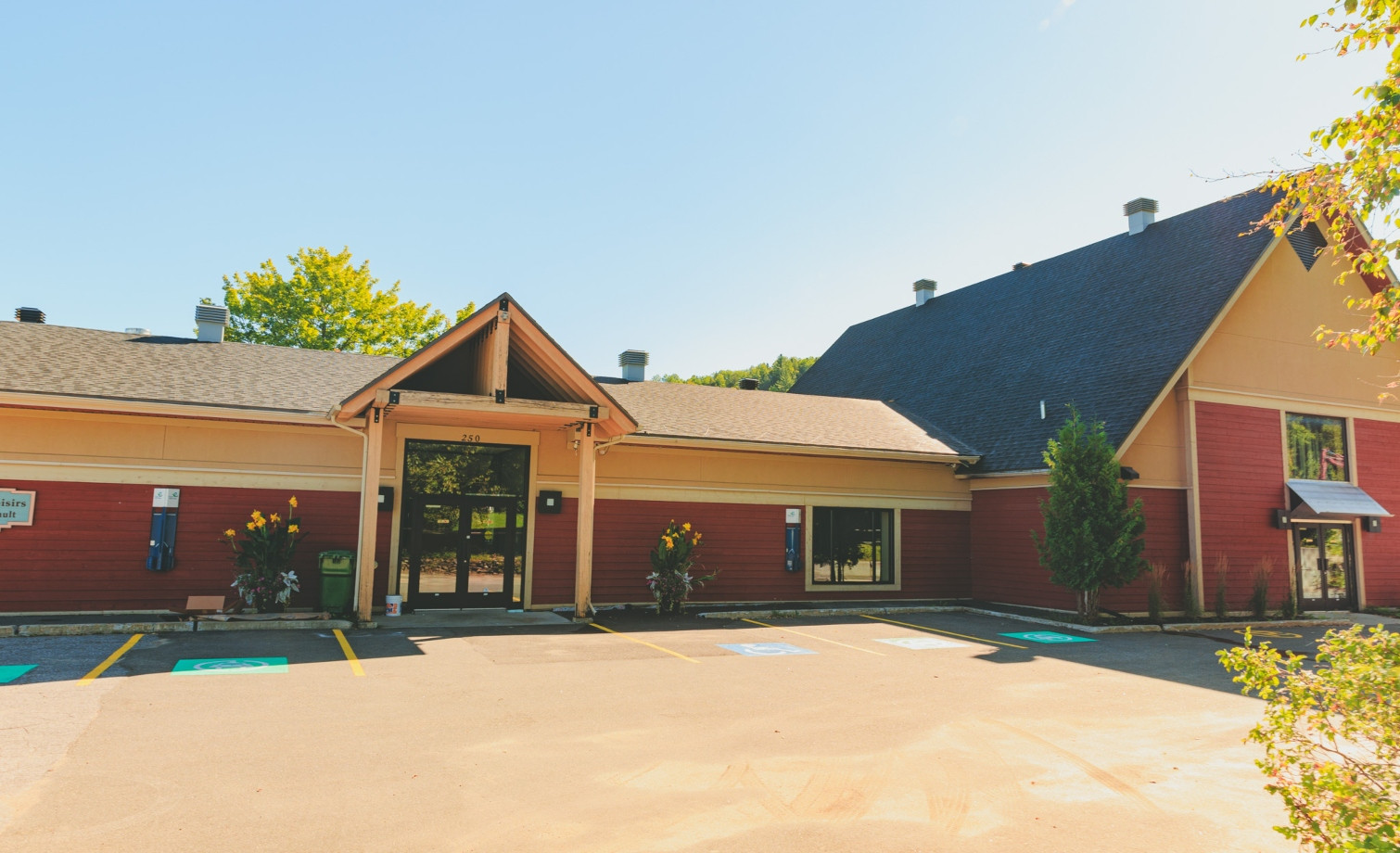 Centre des Loisirs Marcel Thériault par une journée ensoleillée