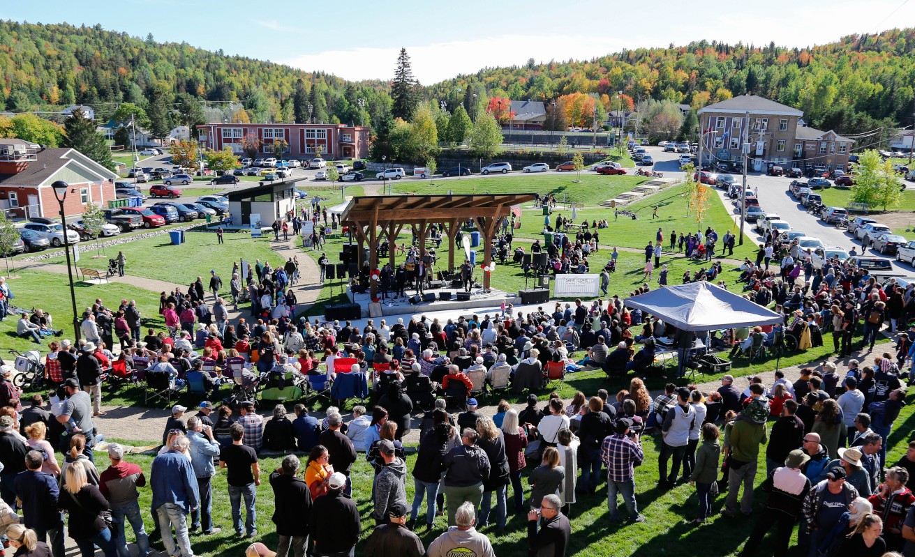 Beaucoup de personnes étaient réunies lors de l'Inauguration du Parc de l'Harmonie le 29 septembre 2019.