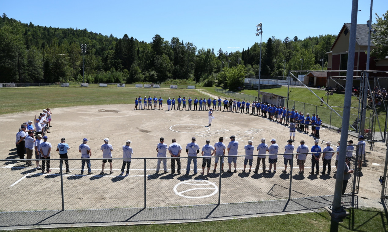 Deux équipes de baseball s'affrontent sur le terrain.